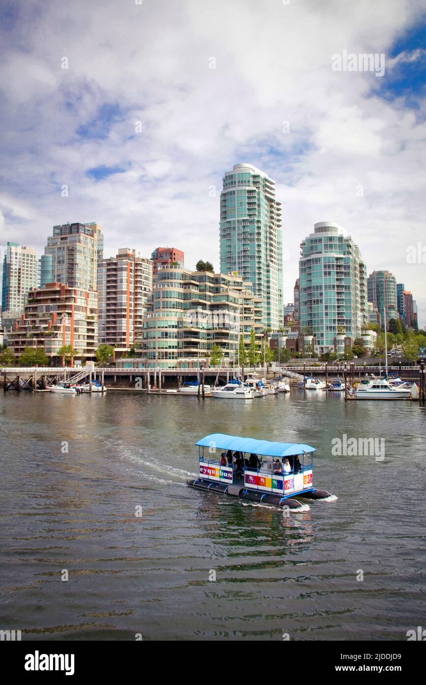 Ein Wassertaxi bringt Menschen über False Creek zum Granville Market in Vancouver, British Columbia. Stockfoto