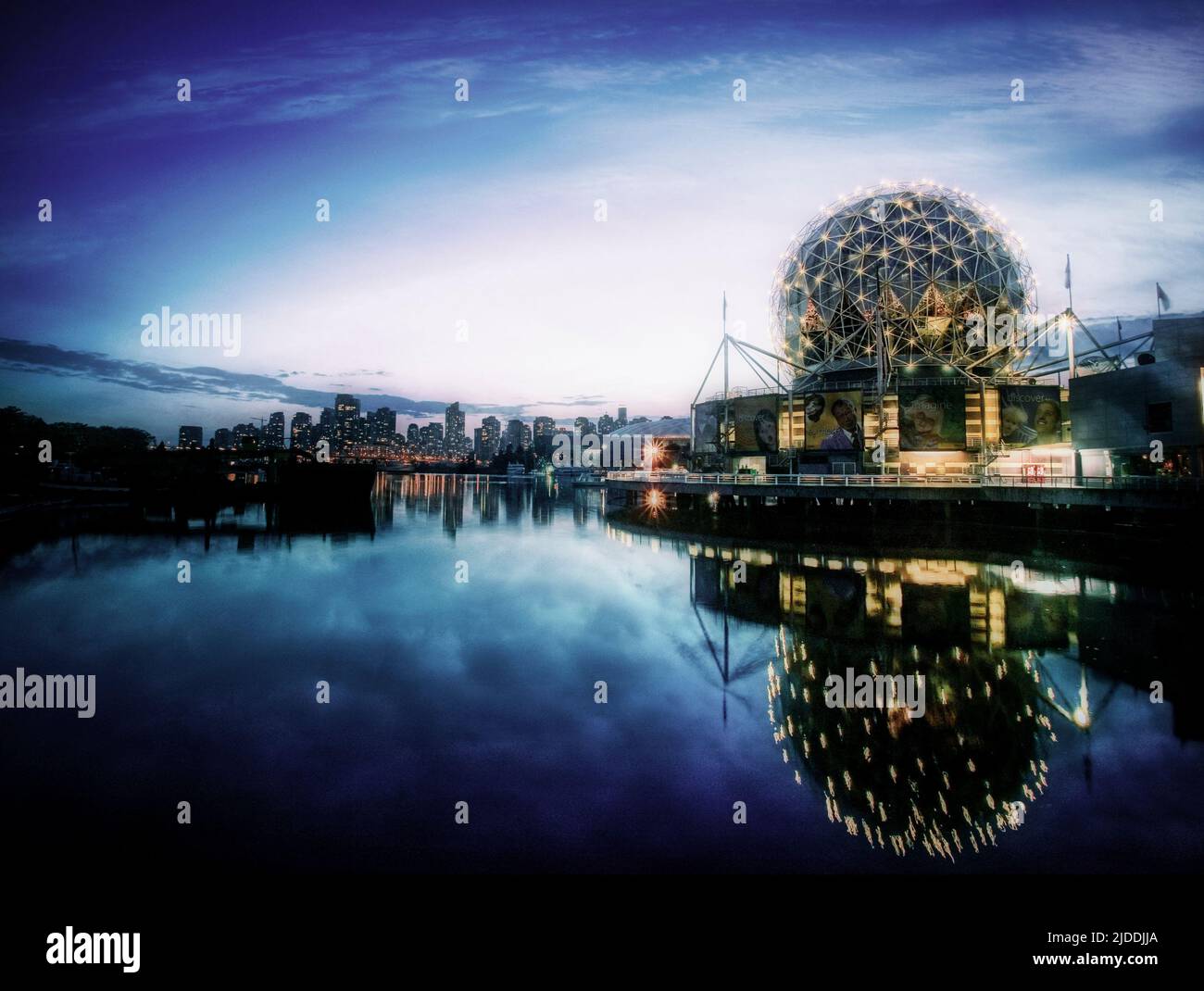 Science World spiegelt sich in den stillen Gewässern von False Creek in Vancouver, British Columbia, wider. Stockfoto