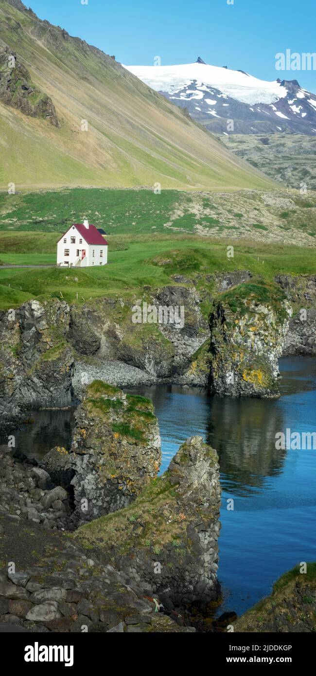 Kleines weißes Haus in Arnarstapi, Snaefellsnes Halbinsel landschaftlich reizvolle Landschaft, Island Stockfoto