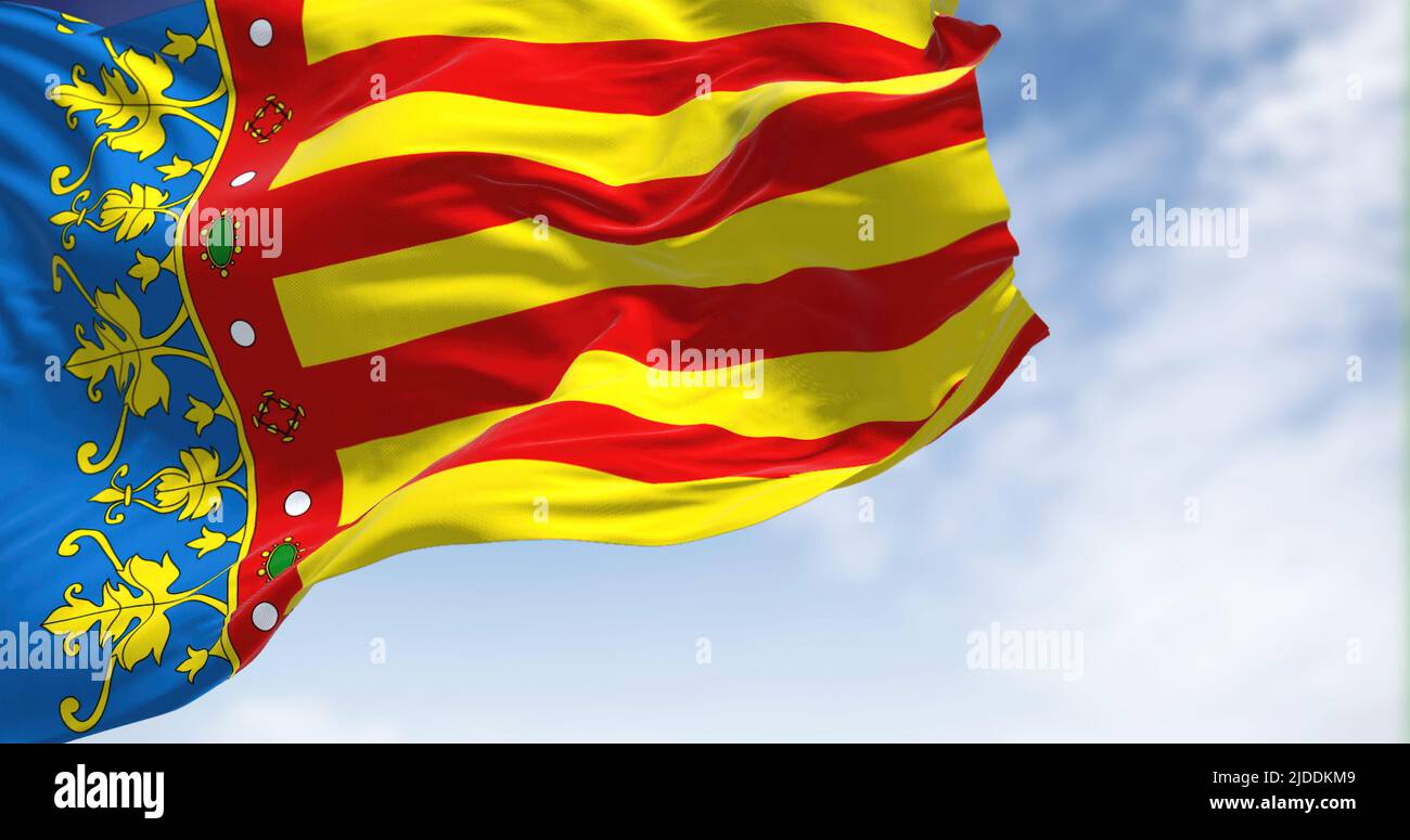 Die Flagge der Valencianischen Gemeinschaft winkt an einem klaren Tag im Wind. Die Valencianische Gemeinschaft ist eine autonome Gemeinschaft Spaniens Stockfoto