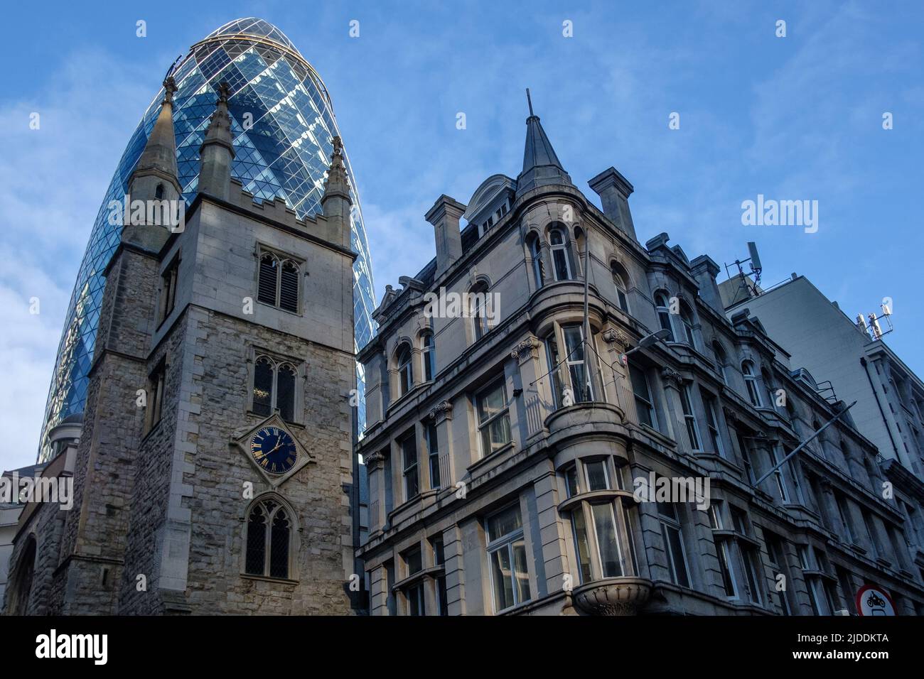 St. Andrew Undershhaft Church in der City of London mit 30 St. Mary AX (The Gherkin) im Hintergrund. Stockfoto
