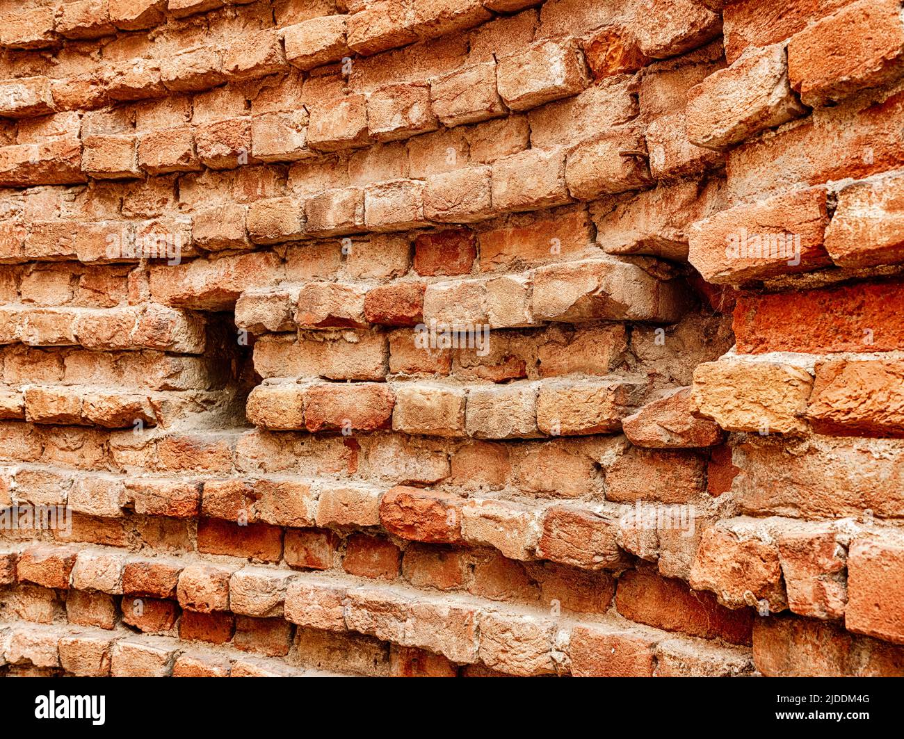 Rote Ziegelsteine säumen die unvollendete Fassade der Kirche Chiese della Maddelena in Alba, Italien. Stockfoto