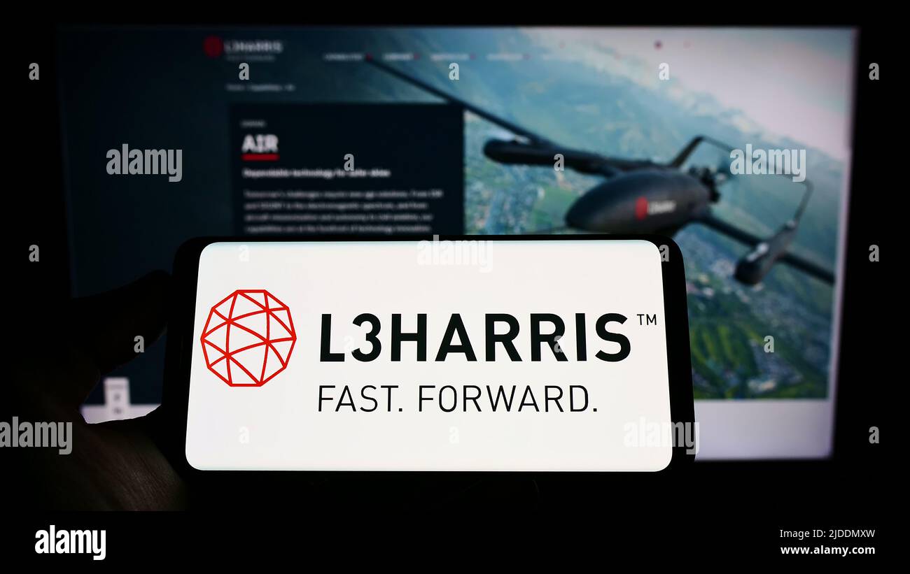 Person, die ein Smartphone mit dem Logo des US-Luftfahrtunternehmens L3Harris Technologies Inc. Auf dem Bildschirm vor der Website hält. Konzentrieren Sie sich auf die Telefonanzeige. Stockfoto