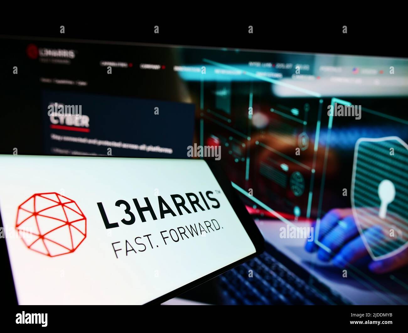 Smartphone mit Logo des US-Luftfahrtunternehmens L3Harris Technologies Inc. Auf dem Bildschirm vor der Website. Konzentrieren Sie sich auf die Mitte rechts des Telefondisplays. Stockfoto