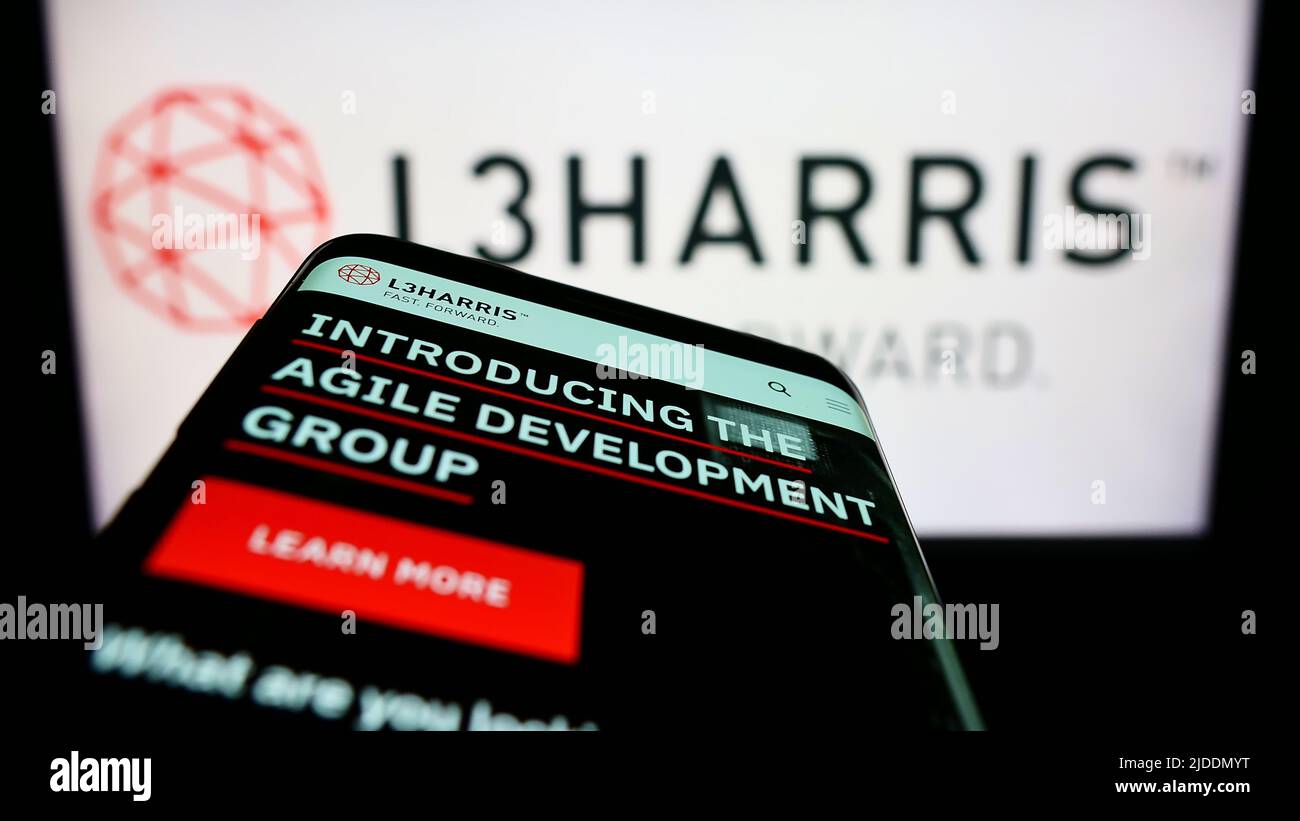 Mobiltelefon mit Website des US-Luftfahrtunternehmens L3Harris Technologies Inc. Auf dem Bildschirm vor dem Logo. Konzentrieren Sie sich auf die obere linke Seite des Telefondisplays. Stockfoto