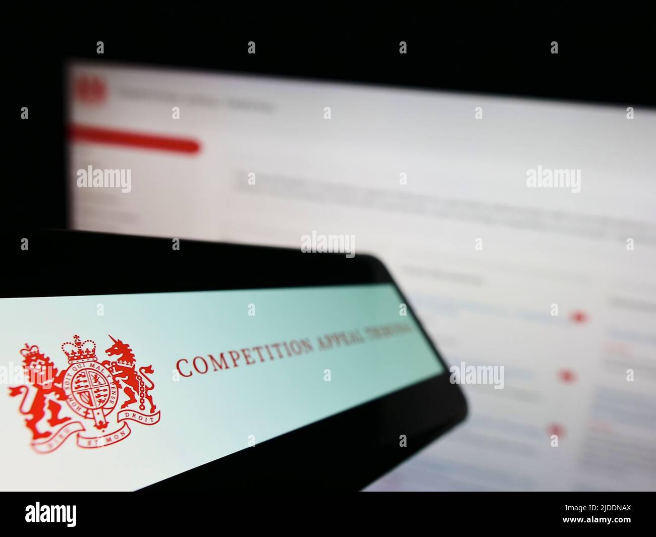 Mobiltelefon mit Logo des britischen Wettbewerbsberufungsgerichts (CAT) auf dem Bildschirm vor der Website. Konzentrieren Sie sich auf die linke Seite des Telefondisplays. Stockfoto