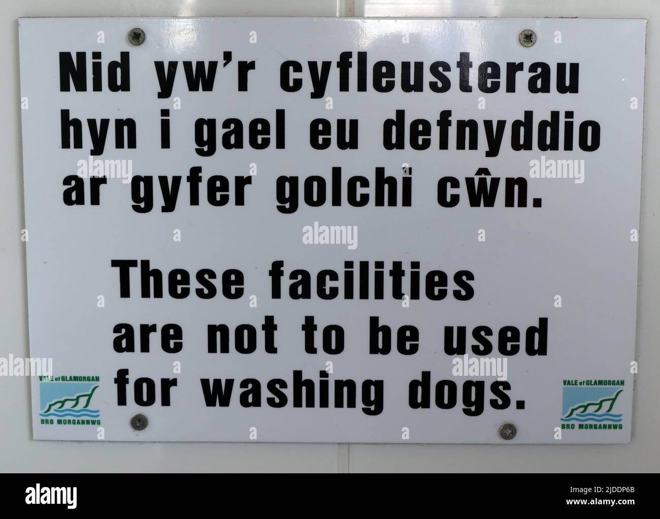 Schild - Keine Hundewäsche in Toiletten, öffentliche Einrichtungen, auf Barry Island, Vale of Glamorgan, Cymru, WALES, GROSSBRITANNIEN, CF62 5TJ Stockfoto