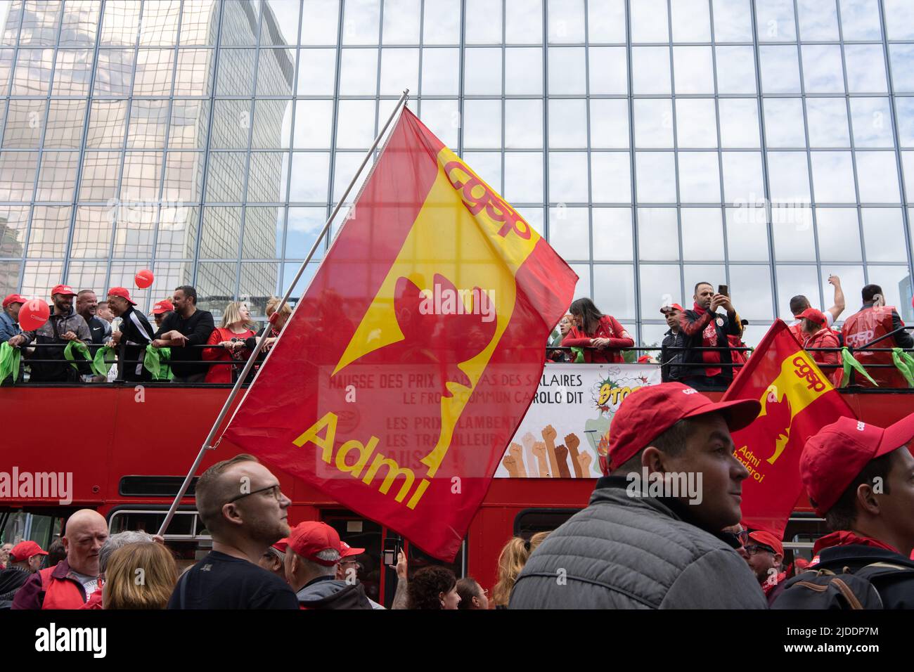 Brüssel. Belgien, 20. Juni 2022, die Abbildung zeigt eine nationale Demonstration sozialistischer (ABVV-FGTB), christlicher (ACV-CSC) und liberaler (ACLVB-CGSLB) Gewerkschaften, die die Kaufkraft verteidigen und eine Änderung des Lohnstandardgesetzes von 1996 fordern, das die Lohnentwicklung in Brüssel regelt. Belgien, 20. Juni 2022, BELGA FOTO NOE ZIMMER Stockfoto