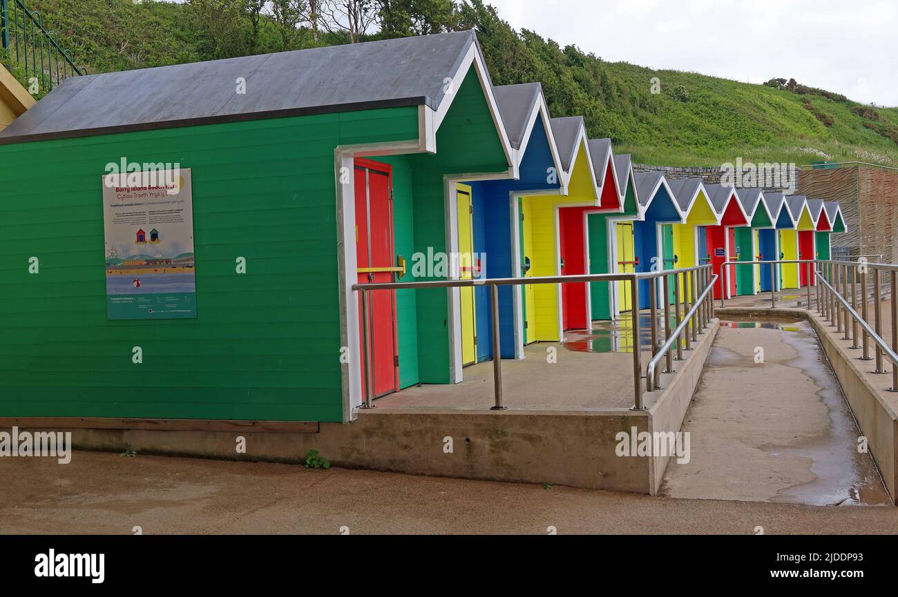 Multicoloured Barry Island Beach Huts zum Mieten / Mieten , Barry, Looking over Whitmore Bay, Vale of Glamorgan, Wales, Cymru, Großbritannien, CF62 5DA Stockfoto