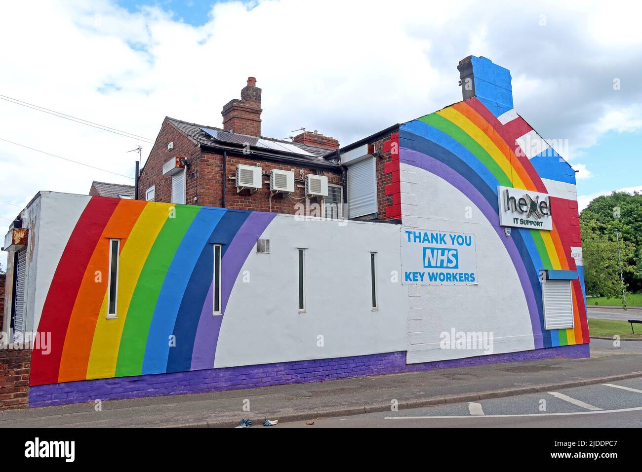 Rainbow on a Gable End, Halla Way, Hexel IT Support, Thank You NHS, 540 Knutsford Rd, Warrington, Cheshire, England, Großbritannien, WA4 1hr Stockfoto