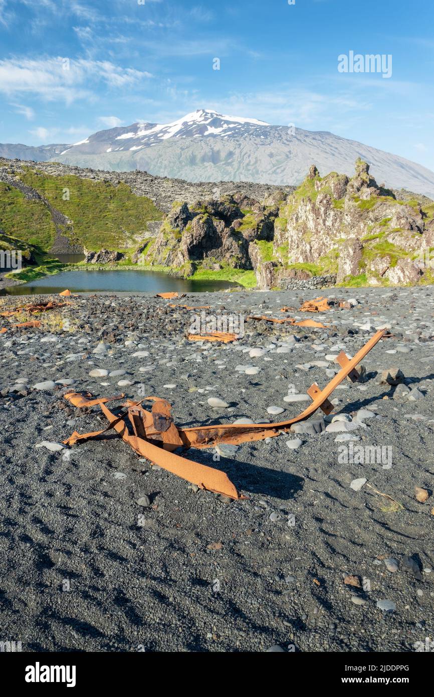 Eisenstücke von einem zerstörten Schiff auf dem Fluss Dritvik, Halbinsel Snaefellsnes, Island Stockfoto