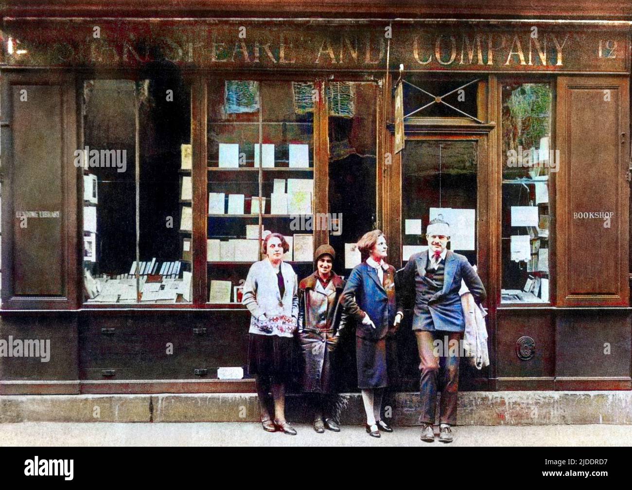 Myrsine Moschos, Helene Moschos, Sylvia Beach und Ernest Hemingway vor der Buchhandlung „Shakespeare and Company“, Paris, 12, rue de l'odeon - 1928 - Stockfoto