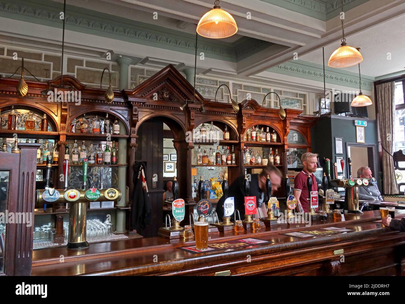 Zentrale Bar mit Ale & Spirituosen, in der klassischen Lion Tavern, 67 Moorfields, Liverpool , Merseyside, England, UK, L2 2BP Stockfoto