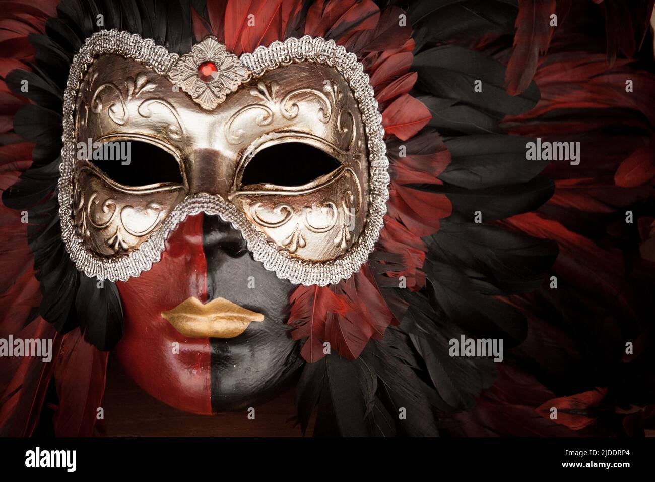Venezianische Maske. Detail einer traditionellen Maske, wie sie beim berühmten Karneval in Venedig, Italien getragen wurde. Stockfoto