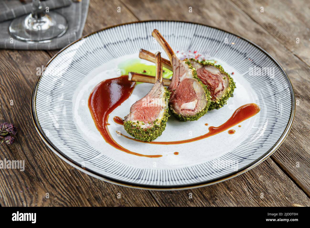 Nahaufnahme auf dem Teller mit Gourmet-Lammschnitzel-Rippchen Stockfoto