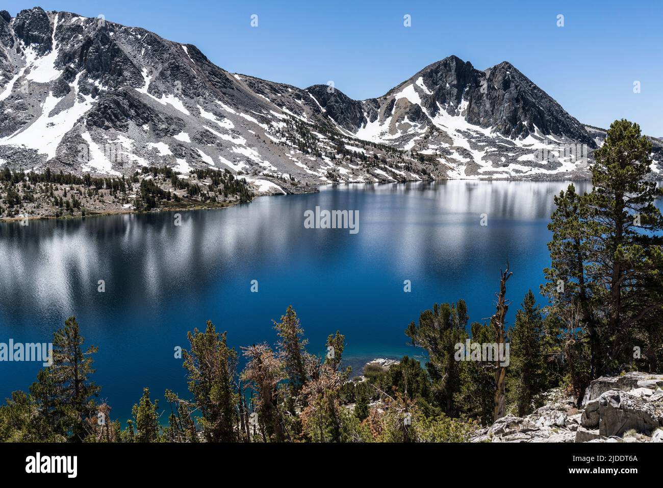 Blick auf den Duck Lake in der Nähe von Mammoth Lakes in den Sierra Nevada Mountains in Kalifornien. Stockfoto