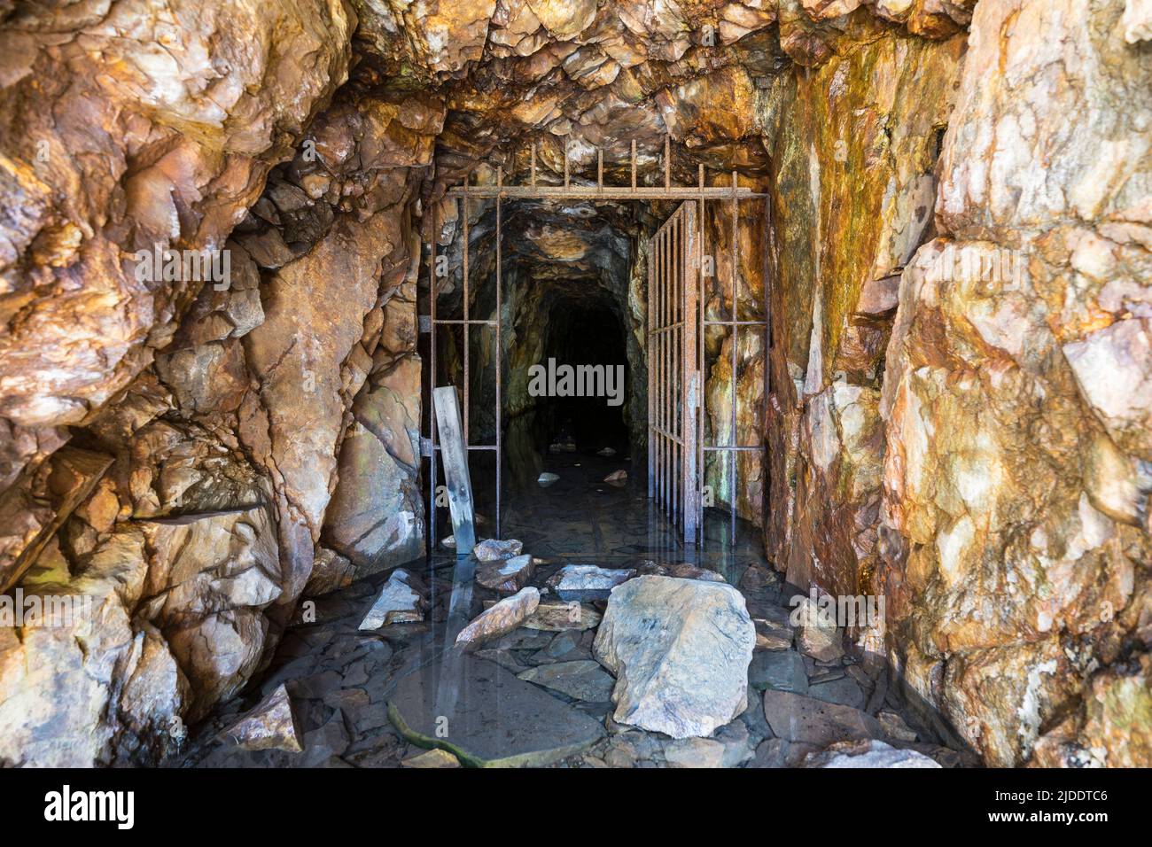 Blick in die verlassene Mine in der Nähe von Mammoth Lakes in den Sierra Nevada Mountains in Kalifornien. Stockfoto