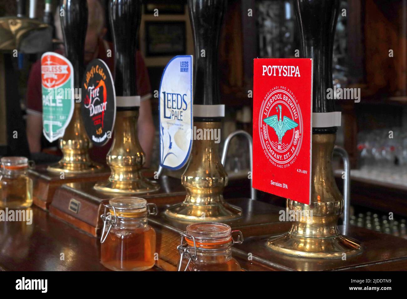 Handpulls für Real Ale, Lion Tavern, 67 Moorfields, Liverpool, Merseyside, ENGLAND, GROSSBRITANNIEN, L2 2BP Stockfoto