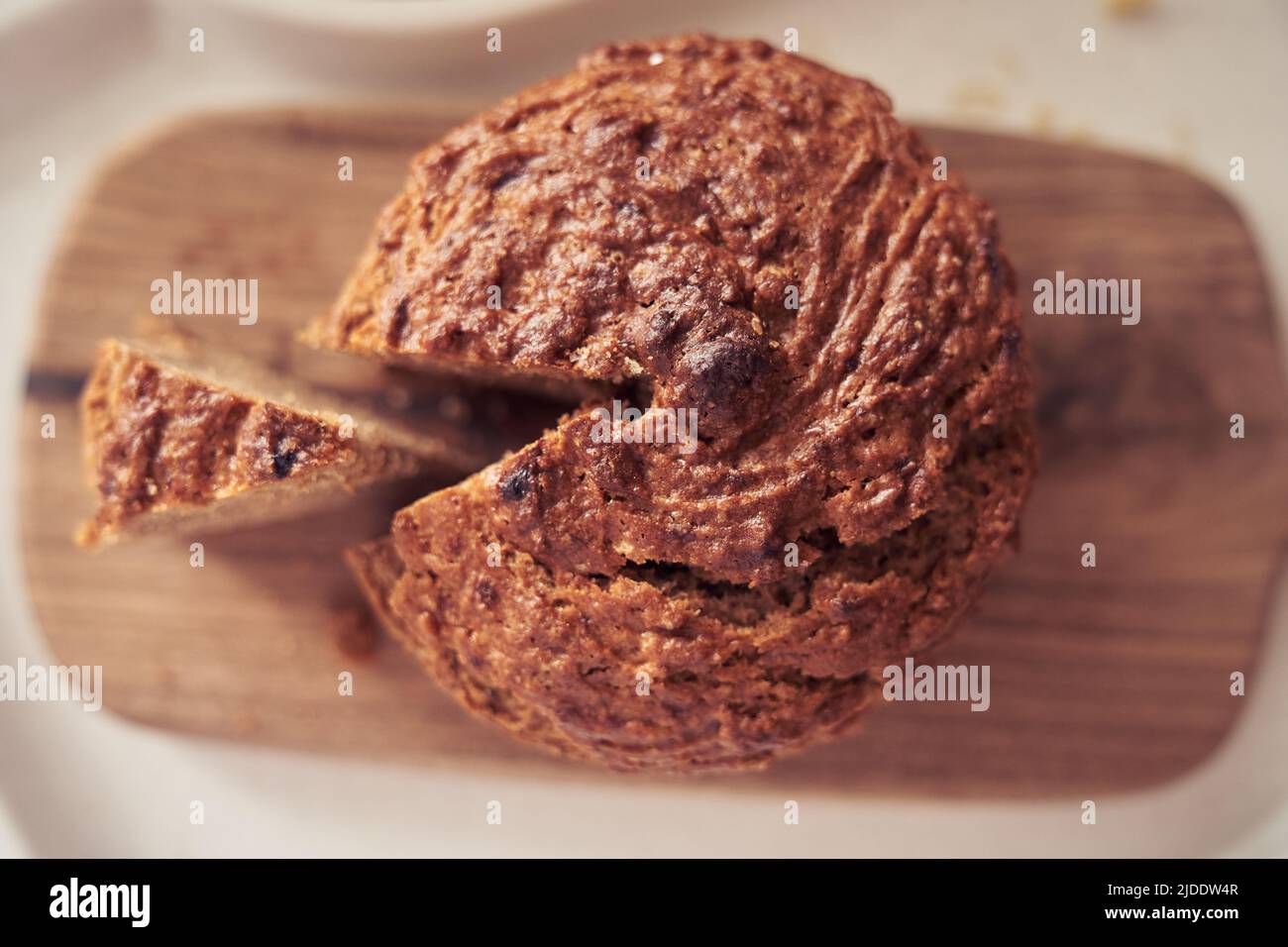 Diätdessert - Bananenkuchen ohne Milch, glutenfrei, eifrei. Nahaufnahme, Draufsicht, Schnitt einen Teil der Torte ab. Hochwertige Fotos Stockfoto