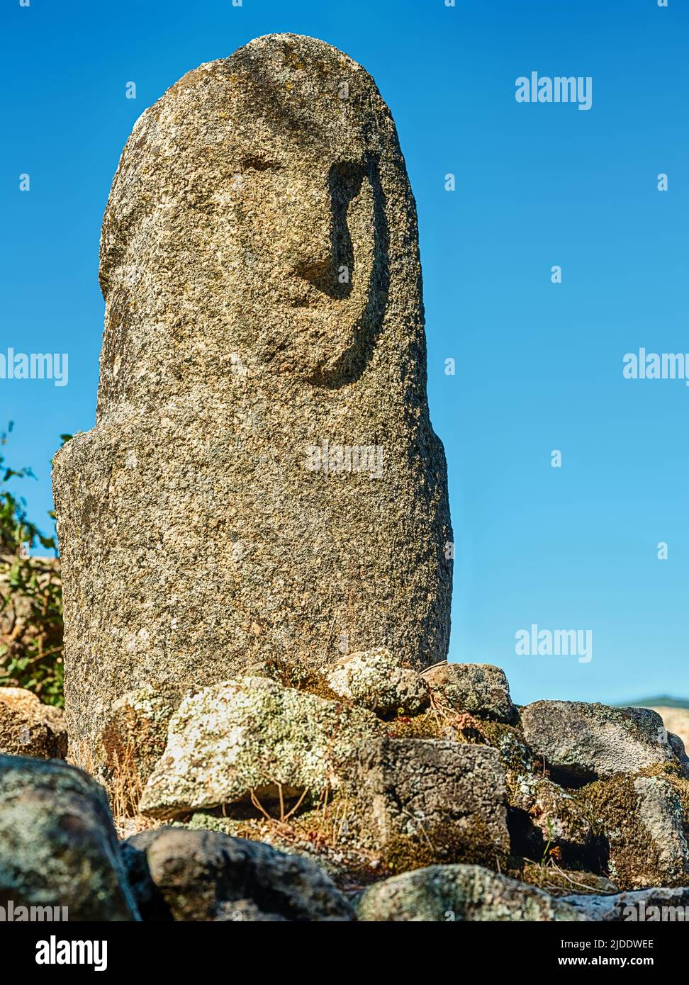 Eine der megalithischen Steinschnitzereien, die sich außerhalb der Gegend von Filitosa auf Korsika befinden. Stockfoto