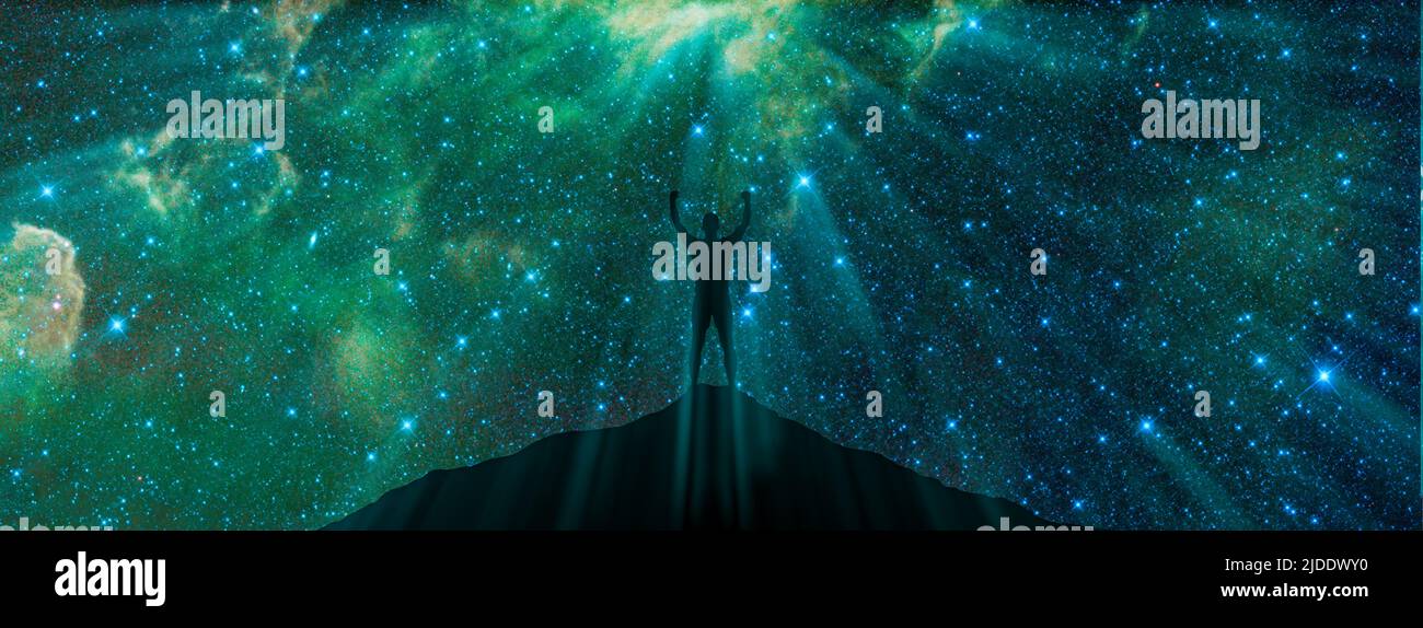 Universum und Mensch. Errungenschaften in Selbsterkenntnis, Geist, Meditation. Spirituelle Praktiken. Spirituelle Entwicklung. Nachthimmel und Silhouette eines Stehens Stockfoto