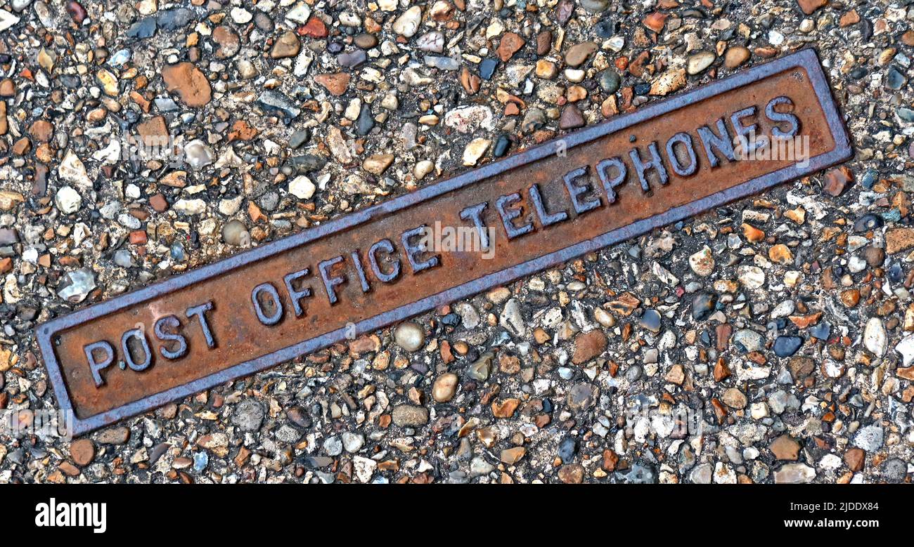 Altmodische Post-Office-Telefone mit geprägter Abdeckung – England, Großbritannien Stockfoto