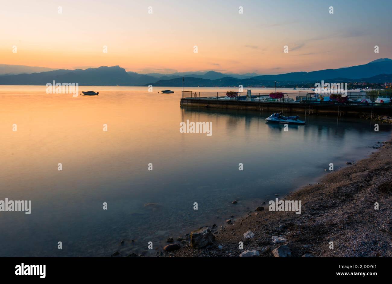 Küste des Gardasees am Abend bei Sonnenuntergang Stockfoto