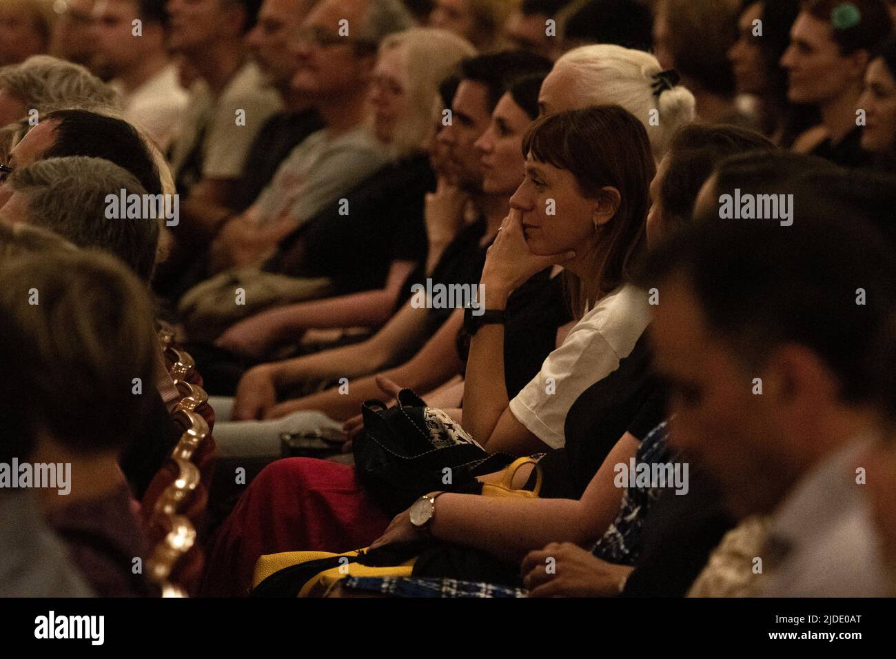 Zagreb, Kroatien, 20. Juni 2022. Der berühmte mexikanische Schauspieler und Produzent Gael Garcia Bernal sprach mit dem kroatischen Philosophen Srecko Horvat während der Veranstaltung Filozofski teatar (Philosophisches Theater) am Kroatischen Nationaltheater in Zagreb, Kroatien am 20. Juni 2022. Gael García Bernal gab sein Bühnendebüt, als er gerade ein Jahr alt war. Er studierte zunächst Philosophie an der renommierten mexikanischen Universität UNAM, entschied sich jedoch für eine Reise nach Europa, wo er später Schauspiel studierte und sich an der Central School of Speech & Drama in London einschrieb. Er hat über 50 Filme gedreht, und seine wichtigste Rolle Stockfoto