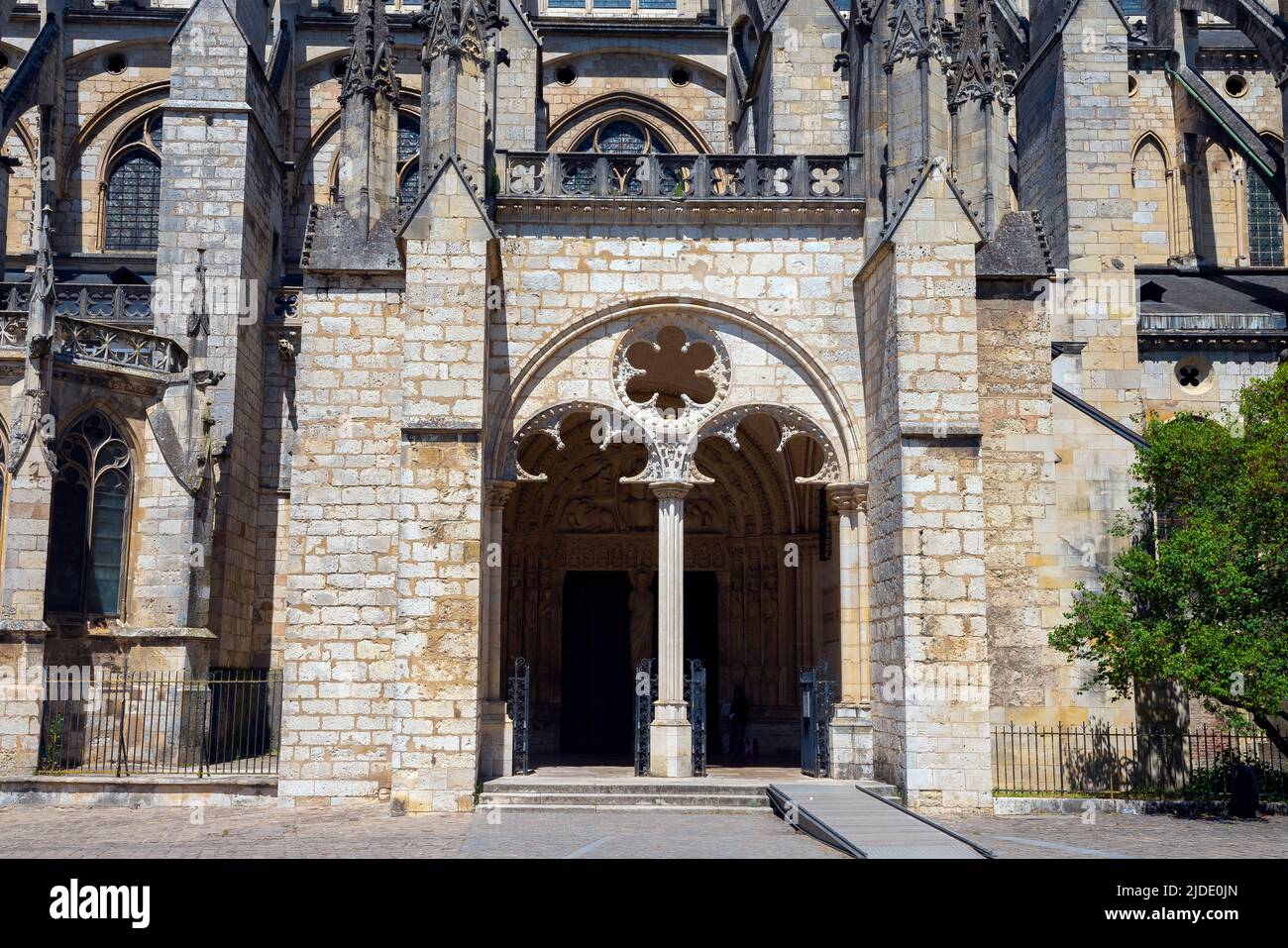 Die Südterrasse. Die Kathedrale von St Etienne oder die Kathedrale von Bourges ist ein großartiges Beispiel gotischer Architektur mit einer wunderschönen Dekoration. Abteilung Cher, Stockfoto