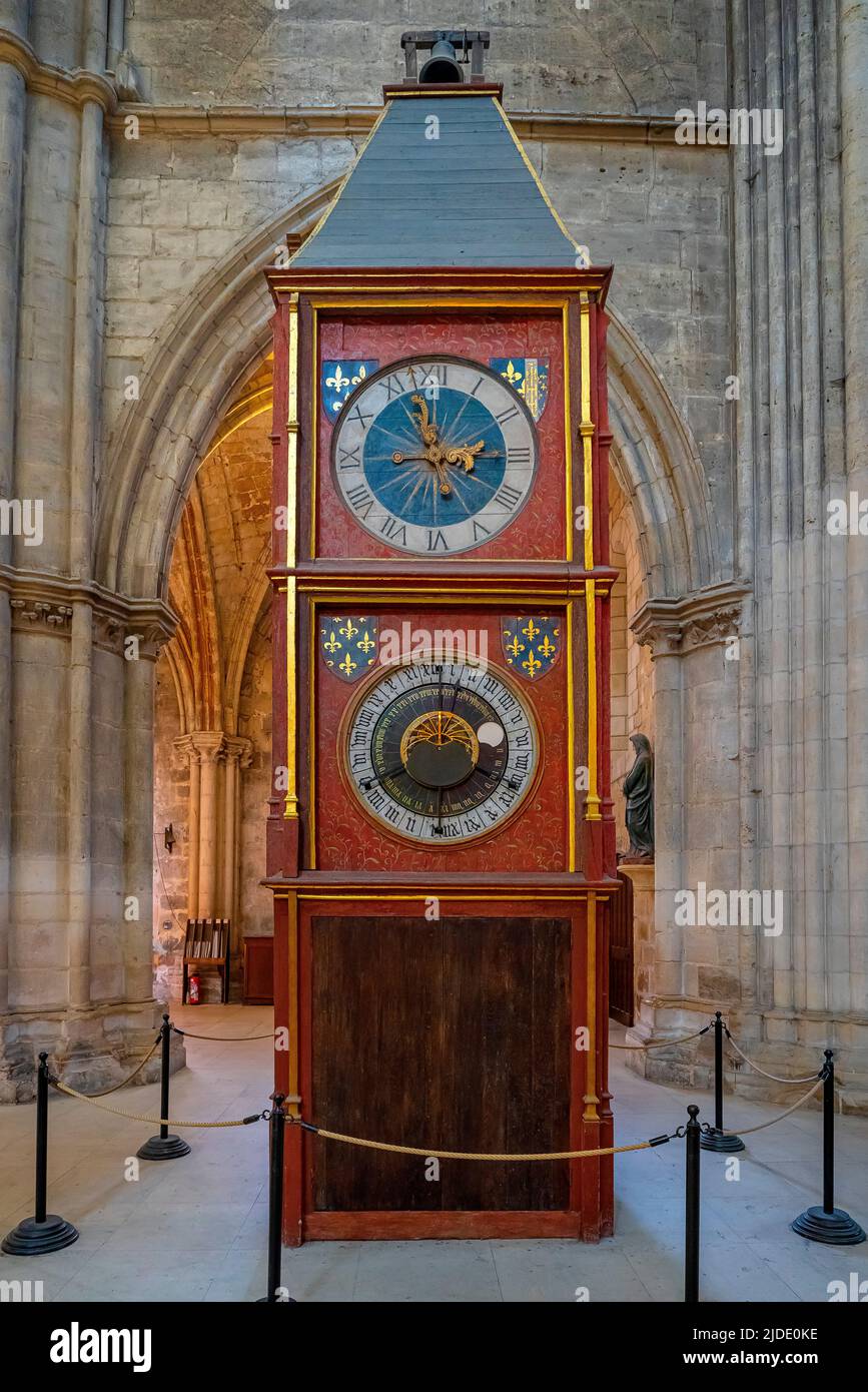 Die astronomische Uhr aus dem Jahr 1424 in der Kathedrale von Bourges in Bourges, Departement Cher, Centre-Val de Loire, Frankreich. Es wurde von Karl VII gegeben, auch wissen Stockfoto