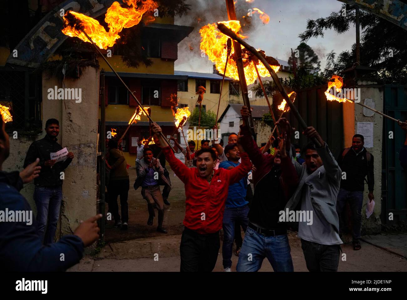 Kathmandu, Nepal. 20.. Juni 2022. Studentenproteste stoßen bei einem Protest gegen die Erhöhung der Kraftstoffpreise mit den Streitkräften und den Streitkräften der bewaffneten Polizei zusammen, die um 21 Rs in einem Liter Benzin und 27 Rs in einer Erhöhung von Kerosin und Diesel, einem Rekordwert hoher Kosten für Benzin, Diesel, Und Kerosin mit dem neuen Preis nahe RS 200 in Kathmandu, Nepal. (Bild: © Skanda Gautam/ZUMA Press Wire) Stockfoto