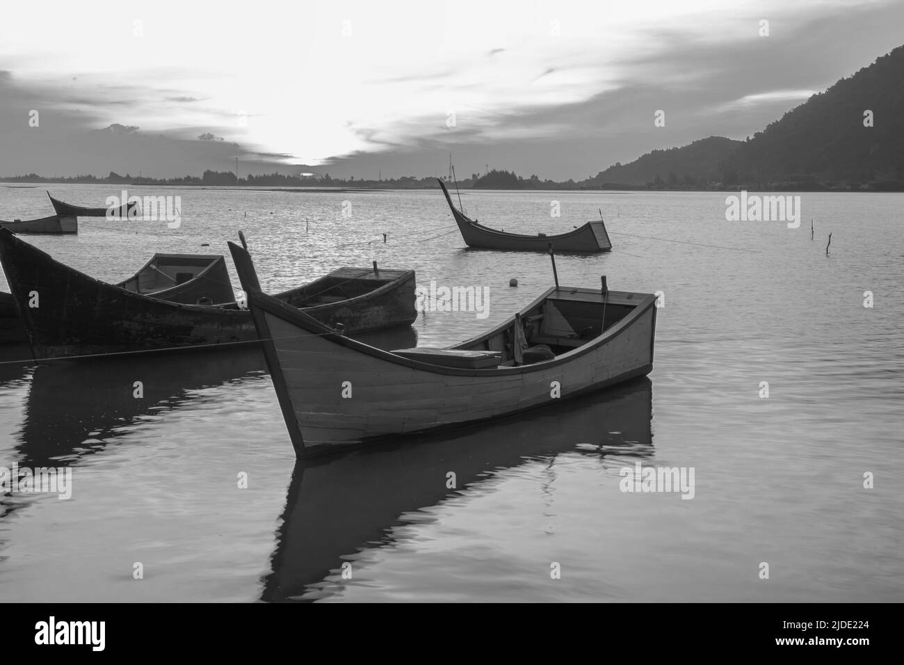 Schwarz-Weiß-Foto des Bootes am Strand, Aceh, Indonesien. Stockfoto