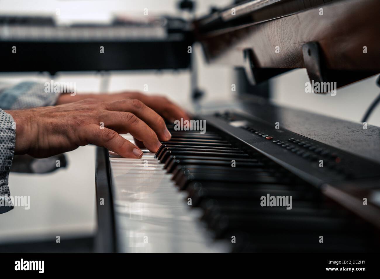 Hände eines Keyboarders, der die Tasten spielt und berührt Stockfoto