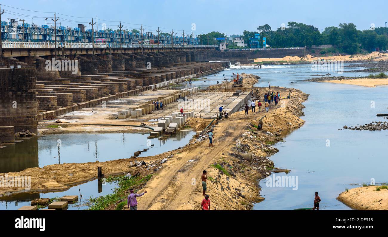 Durgapur, Westbengalen, Indien. Juni 18,2022.Ansicht von Arbeitern mit schweren Maschinen, die einen Staudamm reparieren. Selektiver Fokus wird verwendet. Stockfoto
