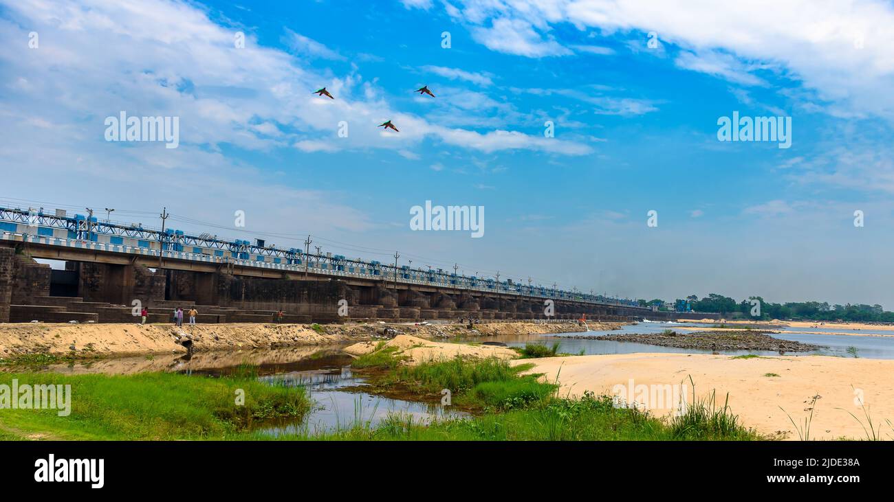 Durgapur, Westbengalen, Indien. Juni 18,2022. Ansicht des Durgapur-Staudapparens zur Zeit der Reparatur des Log Sluice Gate. Selektiver Fokus wird verwendet. Stockfoto