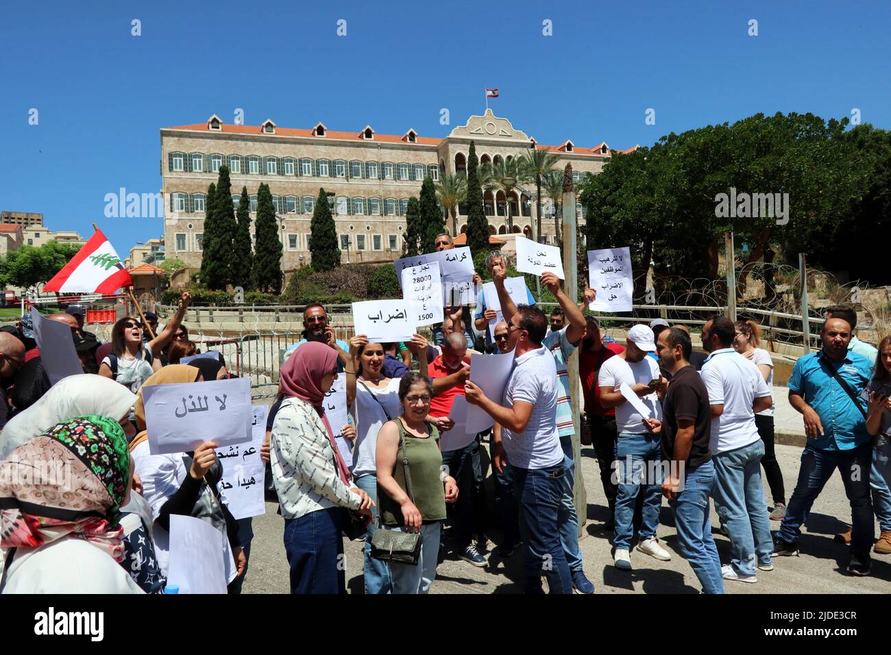 Beirut, Libanon. 20.. Juni 2022. Mitarbeiter des Landwirtschaftsministeriums protestieren am 20 2022. Juni vor dem Regierungspalast in Beirut. Die Demonstranten fordern höhere Gehälter und bessere Arbeitsbedingungen, während die Preise für Lebensmittel, Kraftstoff und Medikamente immer noch steigen und die libanesische Krise chronisch geworden ist. (Foto: Elisa Gestri/Sipa USA) Quelle: SIPA USA/Alamy Live News Stockfoto