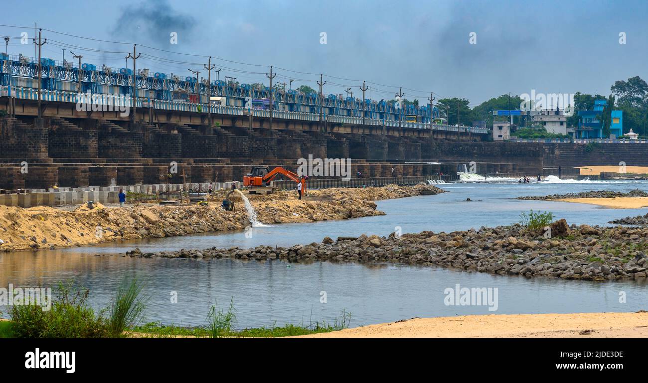 Durgapur, Westbengalen, Indien. Juni 18,2022. Ansicht der Reparatur eines Staudamms. Selektiver Fokus wird verwendet. Stockfoto