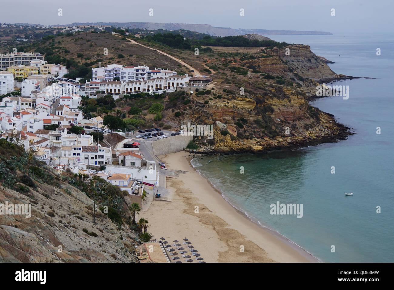 Strandlandschaft in Burgau, Algarve, Portugal Stockfoto