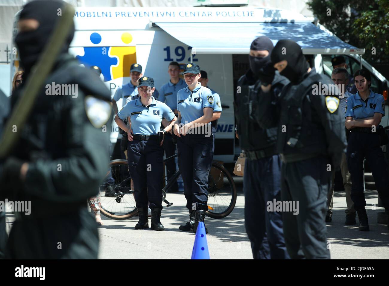 Polizeibeamte und Bürger während der Türen Tage der offenen Tür der  Polizeiakademie auf dem Petar Preradovic Platz und Cvjetni Platz in Zagreb,  Kroatien am 20. Juni 2022. Im Rahmen der Veranstaltung wurden