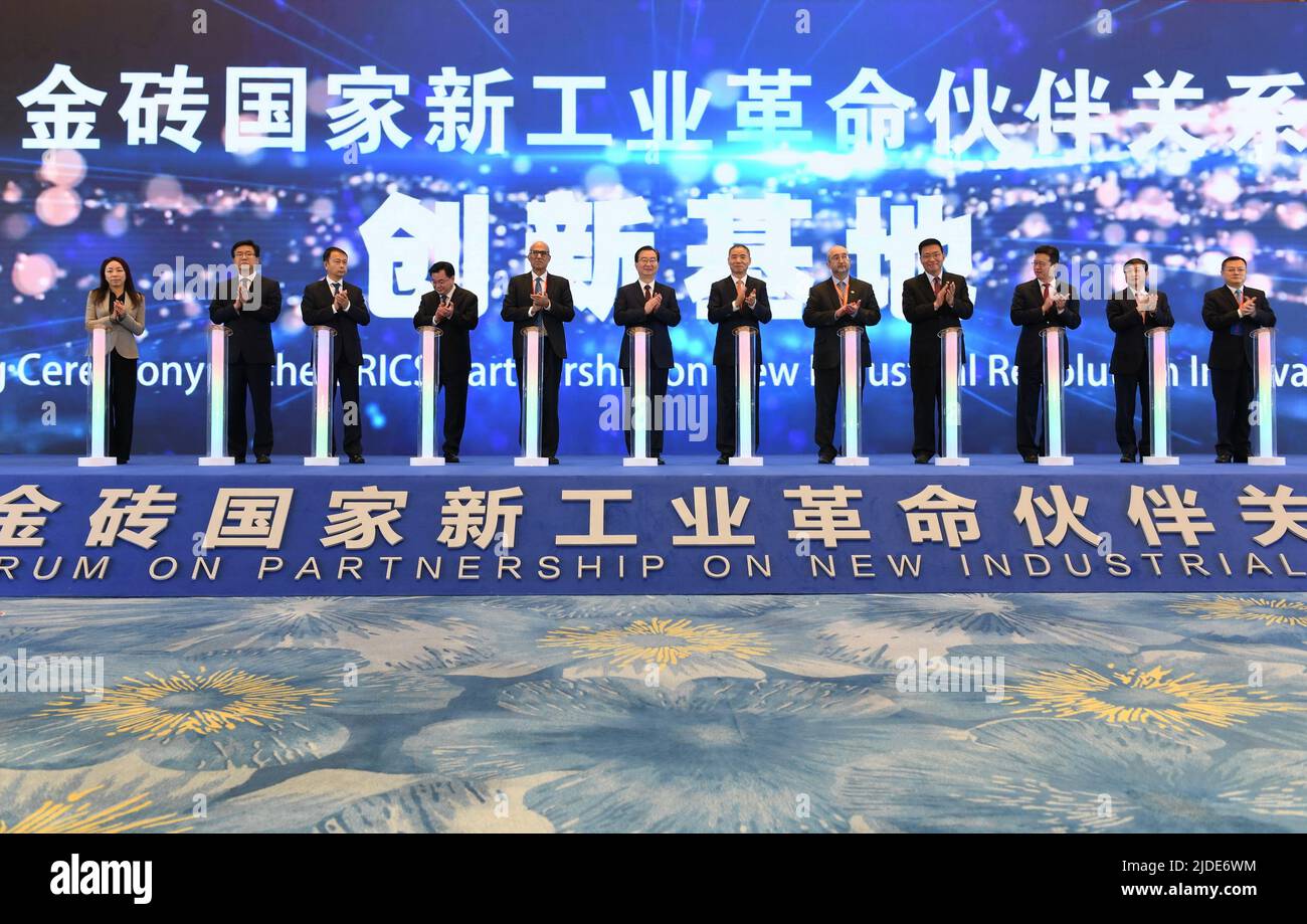 Peking, China. 8. Dez 2020. Das am 8. Dezember 2020 aufgenommene Foto zeigt die Eröffnungszeremonie des Innovationszentrums „BRICS-Partnerschaft zur neuen industriellen Revolution“ in Xiamen, südöstlich der Provinz Fujian in China. Quelle: Lin Shanchuan/Xinhua/Alamy Live News Stockfoto
