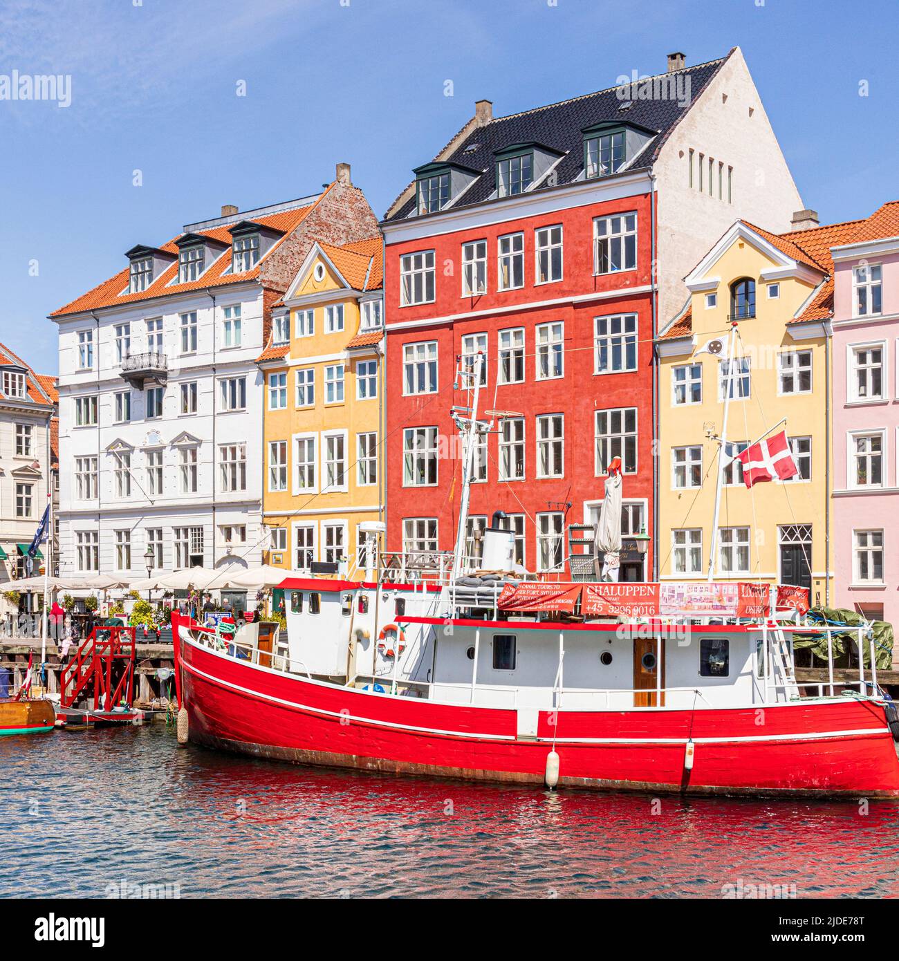 Boote vertäuten in Nyhavn, der farbenfrohen 17.-Jahrhundert-Kanalpromenade in Kopenhagen, Dänemark. Stockfoto