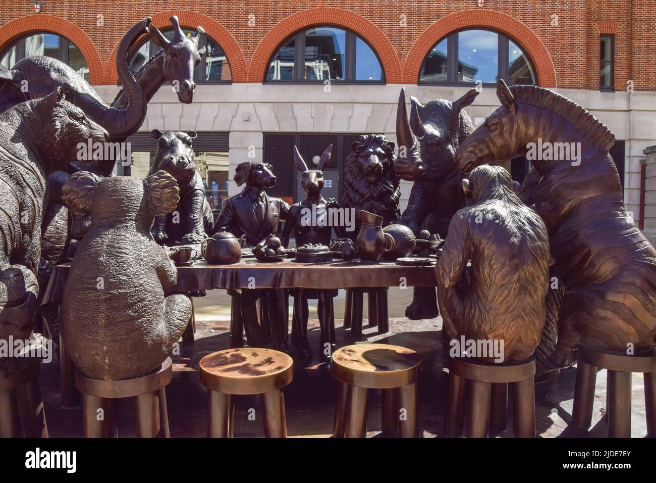 London, Großbritannien. 20.. Juni 2022. Ein neues öffentliches Kunstwerk der Künstler Gillie und Marc mit dem Titel The Wild Table of Love wurde auf dem Parternoster Square neben der St. Paul's Cathedral enthüllt. Die Bronzeskulptur mit 10 bedrohten Tierarten, die an einem Bankett teilnehmen, soll das Bewusstsein, die Mittel und die Unterstützung für bedrohte Tiere weltweit schärfen und umfasst zwei leere Plätze, die Menschen einladen, mit den Tieren Platz zu nehmen. Kredit: Vuk Valcic/Alamy Live Nachrichten Stockfoto