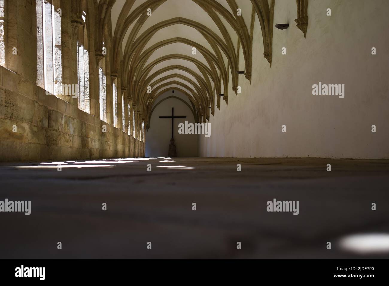 Kloster St. Johann, Osnabrück, Deutschland, Europa, christliches Kreuz aus Holz an der Wand Stockfoto