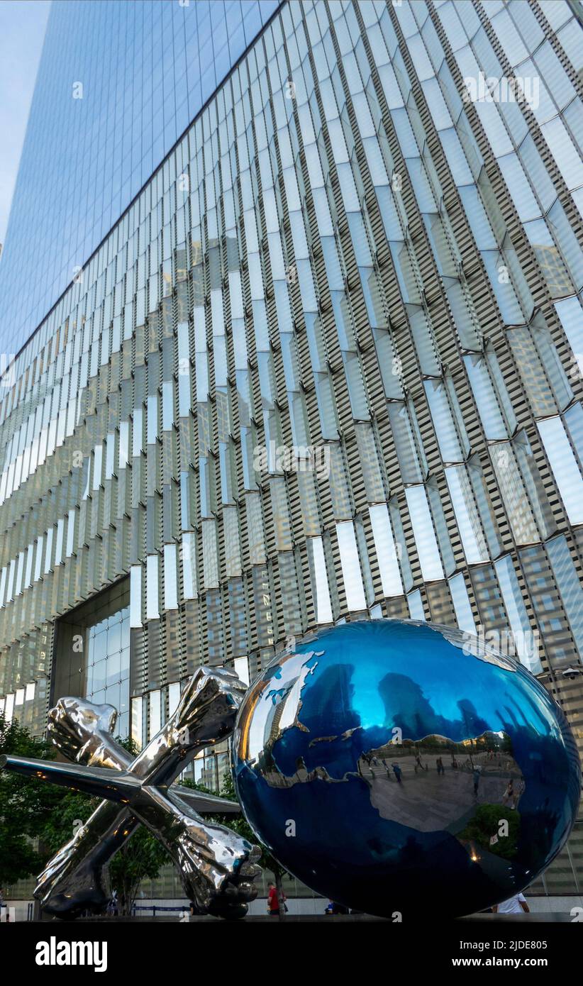 XO-Weltskulptur auf dem Campus des World Trade Center in der Innenstadt von Manhattan NYC Stockfoto