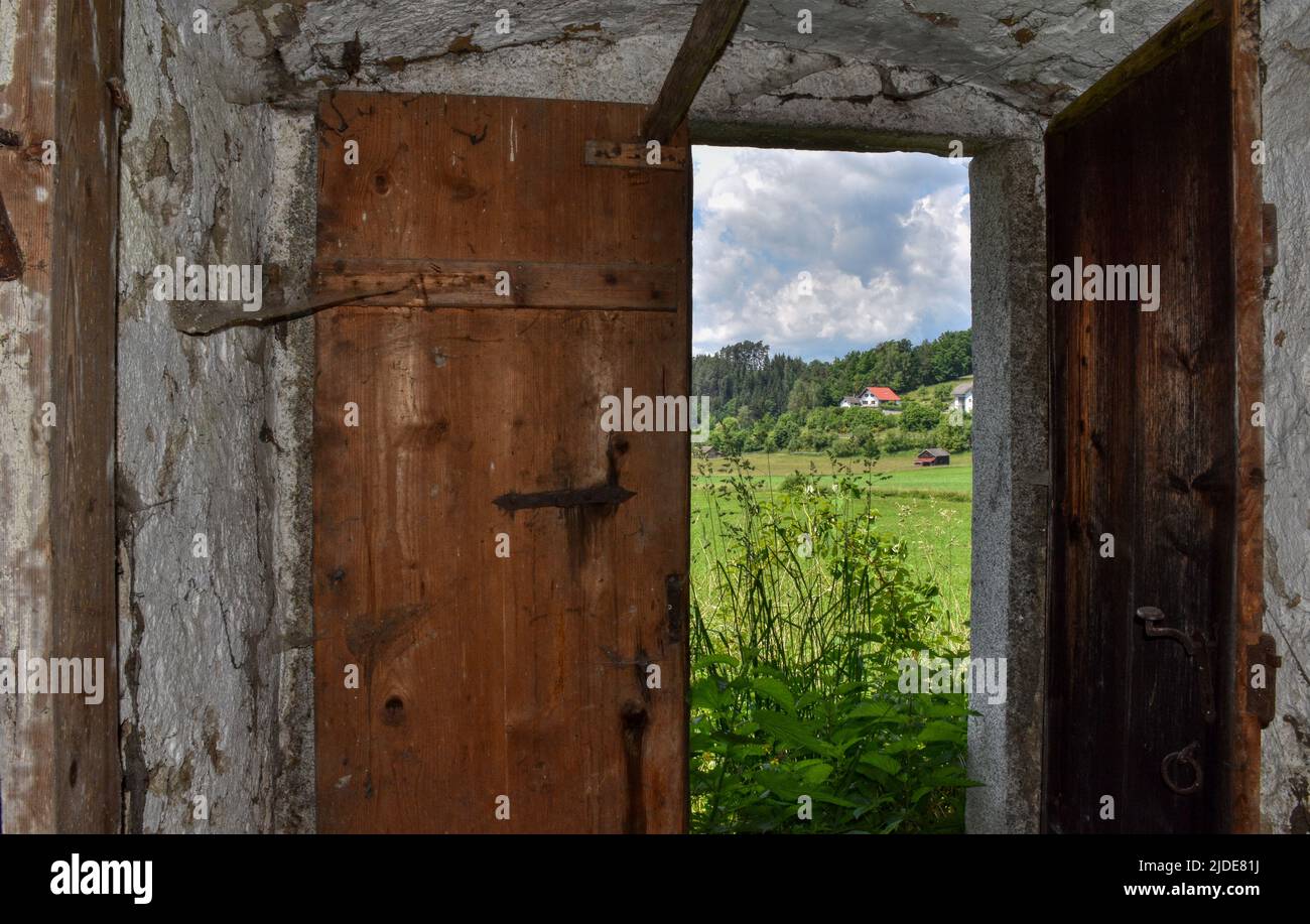 Tür, Holztür, Schloss, Türschloss, Griff, Türblatt, Schnalle, Eingang,  Holz, verwittert, Offen, Eisen, kunstvoll, künstlerisch, Tradition, alt,  Vergan Stockfotografie - Alamy