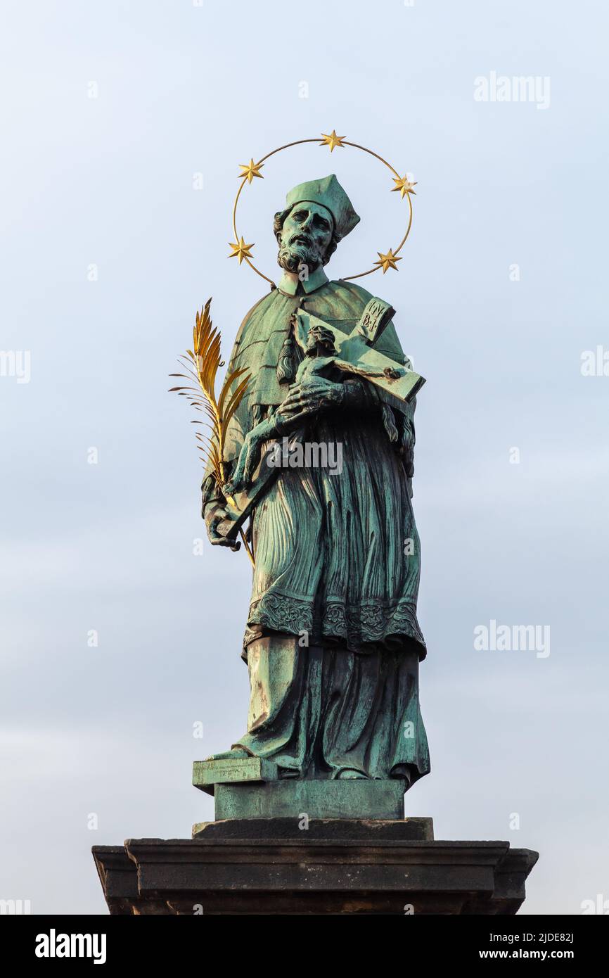Die Statue des Schutzheiligen Nepomuk an der Karlsbrücke steht tagsüber unter blauem Himmel. Prag. Tschechische Republik Stockfoto Die Statue des Schutzheiligen Nepomuk an der Karlsbrücke steht tagsüber unter blauem Himmel. Prag. Tschechische Republik Stockfoto