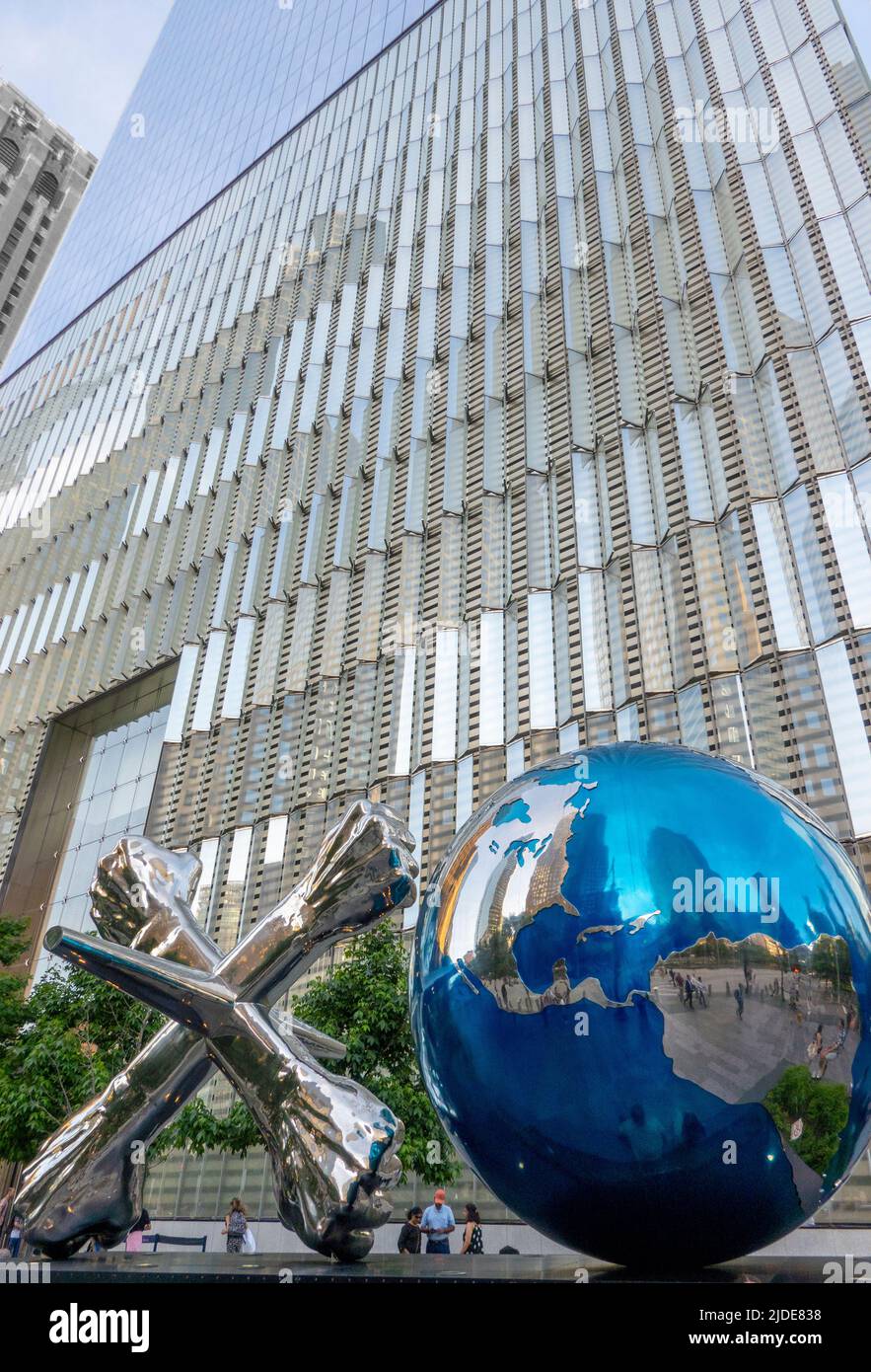 XO-Weltskulptur auf dem Campus des World Trade Center in der Innenstadt von Manhattan NYC Stockfoto