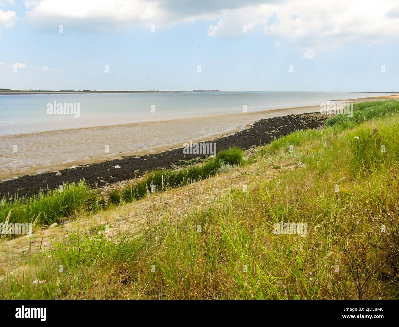 Blick über den Swale, Teil der Themse-Mündung im Norden von Kent, Großbritannien, an einem sonnigen Sommertag Stockfoto