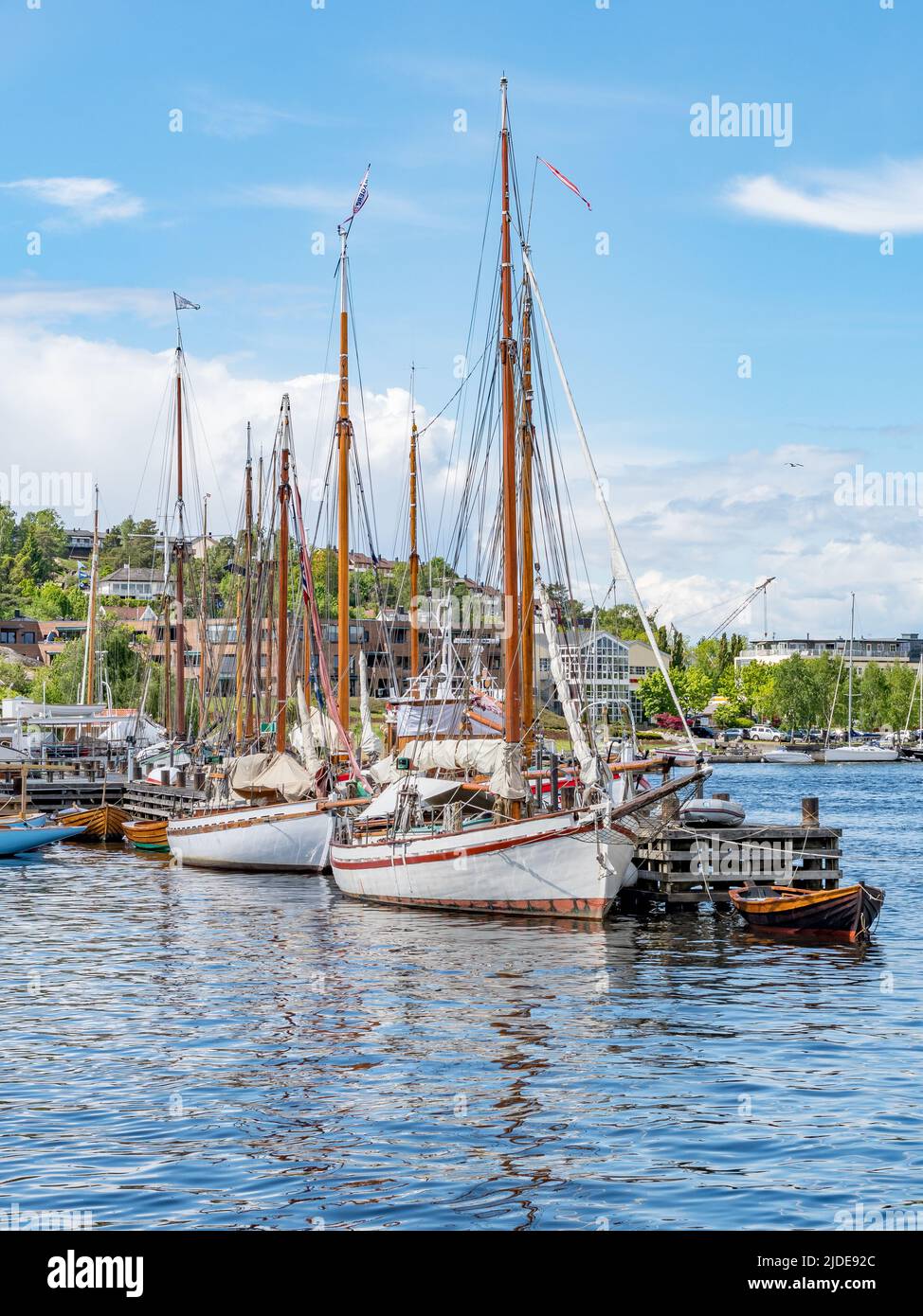 Segelboote aus Holz, die am Dock in Fredrikstad, Norwegen, befestigt sind. Stockfoto