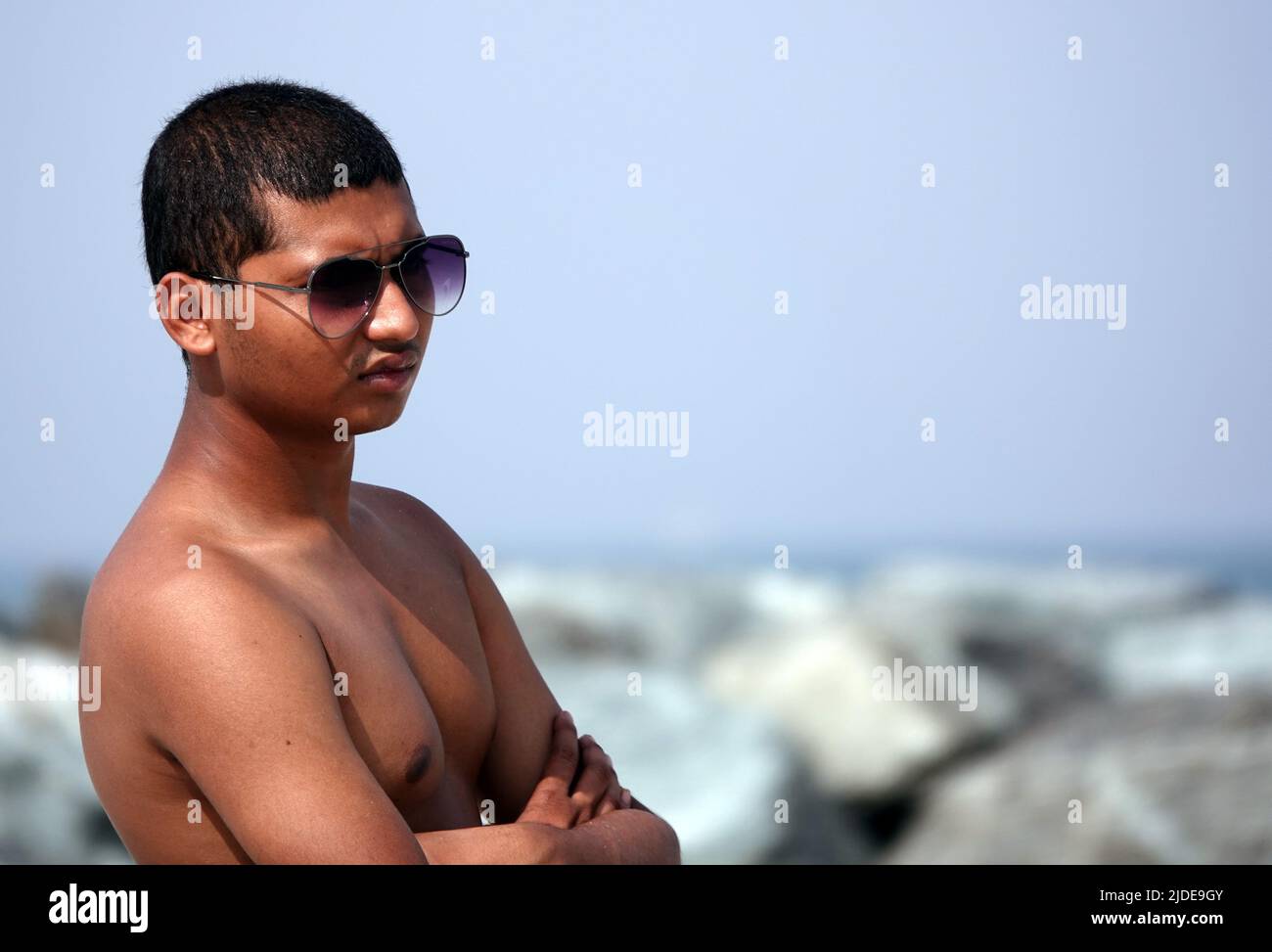 Sharjah, VAE 22. Februar 2020: Schwarzer Mann in großer Brille am Strand Stockfoto